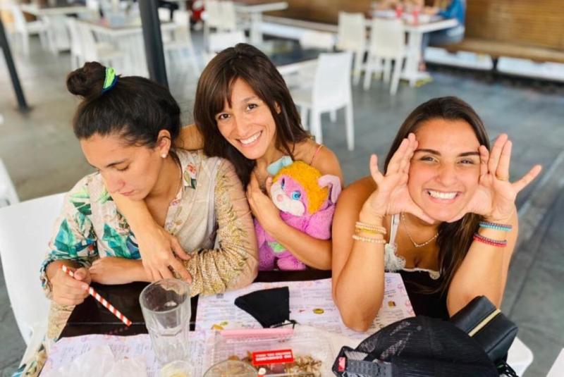 Lorena Capetillo recrea foto de infancia junto a sus hermanas