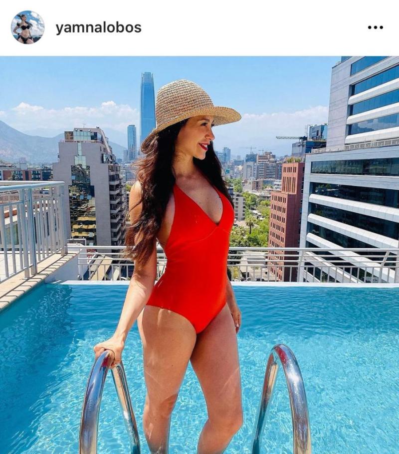 Yamna Lobos se luce con traje de baño al estilo Baywatch