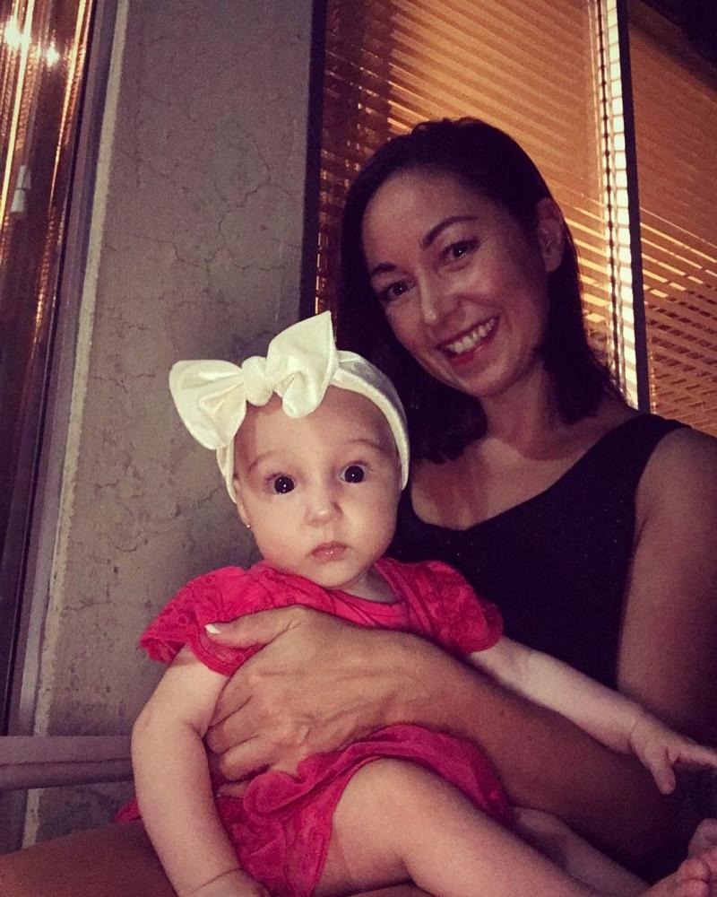 Blanquita Nieves celebra la maternidad con foto dando pecho a su hija