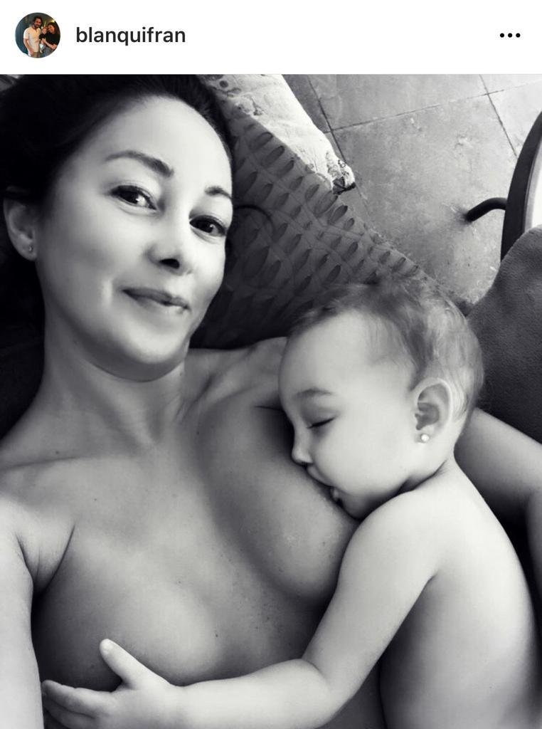 Blanquita Nieves celebra la maternidad con foto dando pecho a su hija
