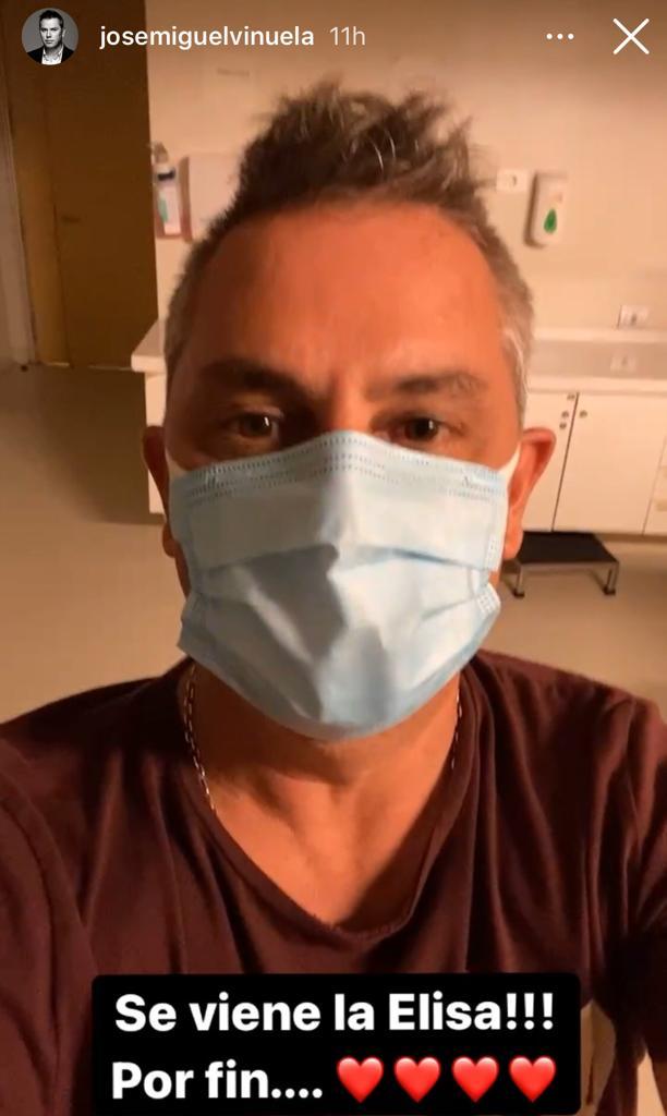 José Miguel Viñuela muestra a su hija recién nacida