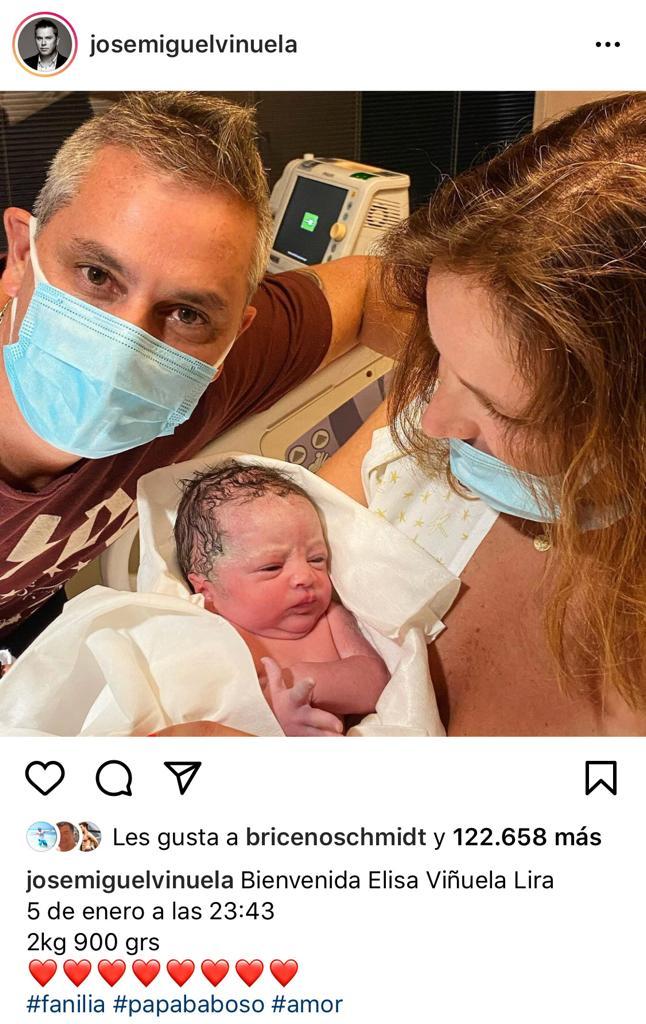 José Miguel Viñuela muestra a su hija recién nacida