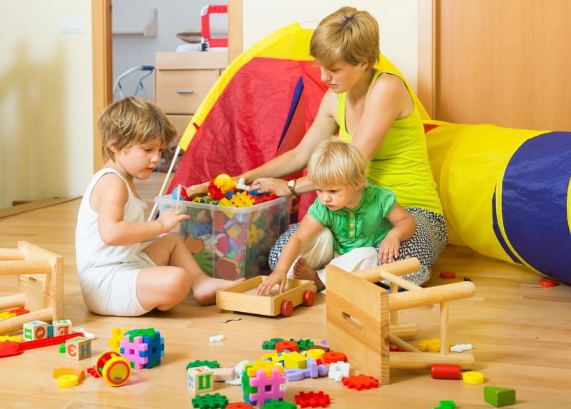 Niños ordenando con su mamá