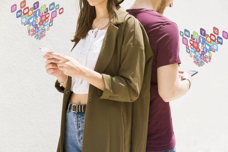 pareja de espaldas mirando las redes sociales