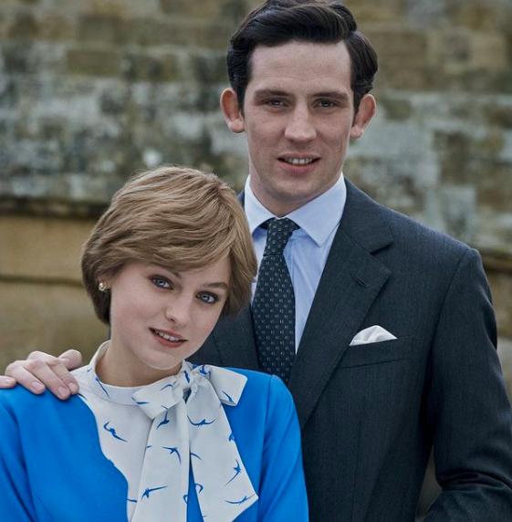 Emma Corrin junto a Josh OConnor como Diana y Carlos