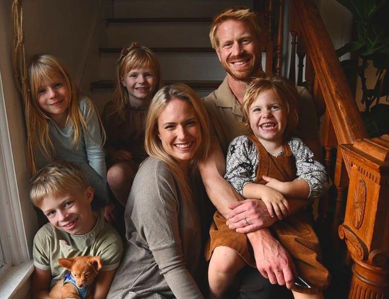 Emily Mitchell junto a su familia