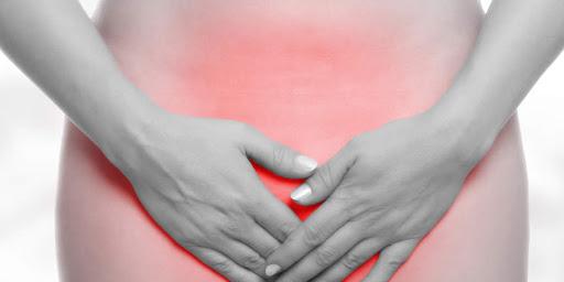 Mujer con abdomen inflamado