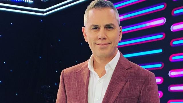 José Miguel Viñuela muestra a su hija recién nacida