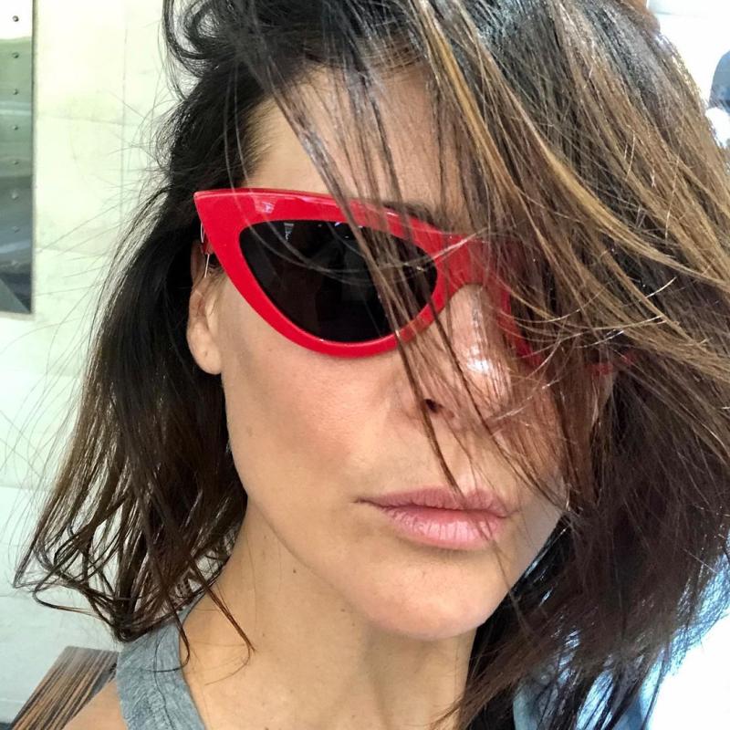 Tonka Tomicic impacta con elegante desnudo en patio de su casa