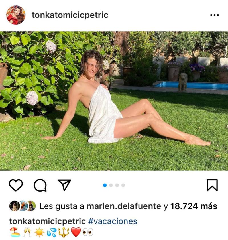Tonka Tomicic impacta con elegante desnudo en patio de su casa