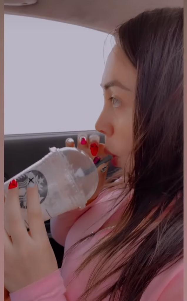 Naya Fácil recibe ataques por mostrarse sin mascarilla en auto