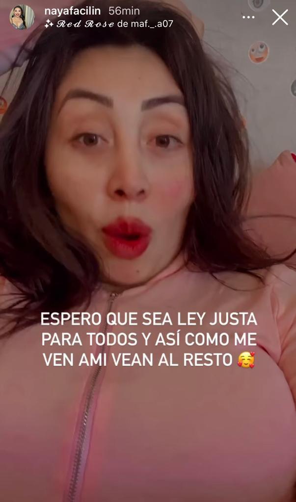 Naya Fácil recibe ataques por mostrarse sin mascarilla en auto