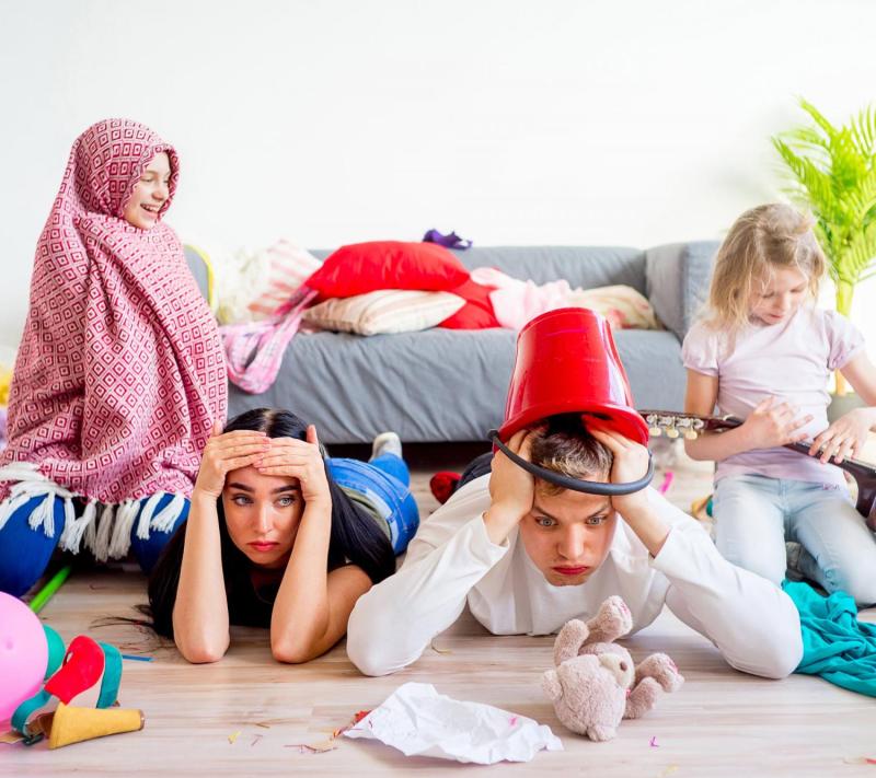 Padres agotados con la casa desordenada