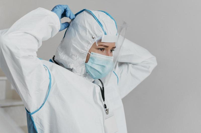 Enfermero con traje de protección