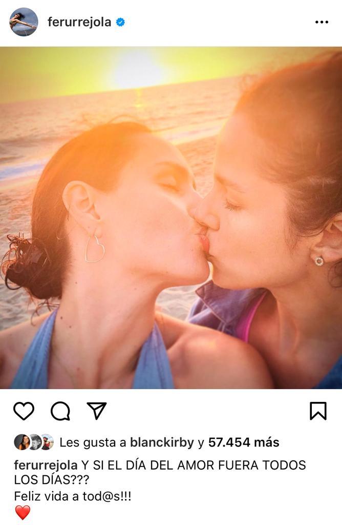 Fernanda Urrejola festeja el día del amor con tierno beso