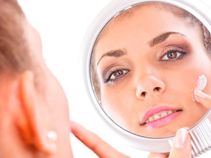 Mujer mirándose al espejo
