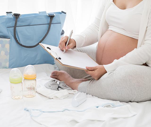 Embarazada preparando el bolso para el parto