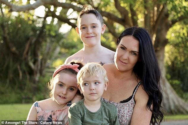 Sarah Mills y sus hijos