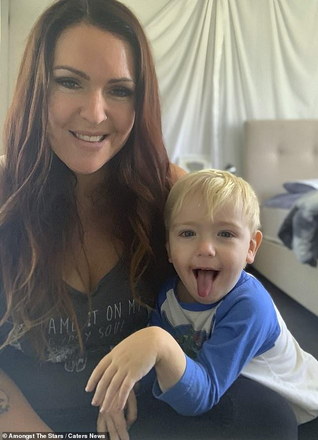 Sarah Mills y su hijo