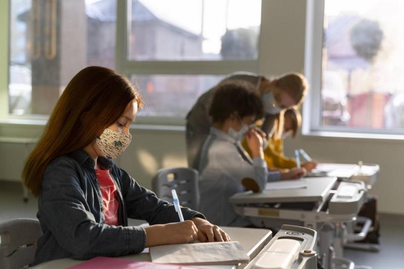 Niños en clase con mascarilla