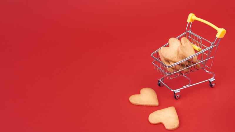 Carrito de supermercado con galletas de corazón