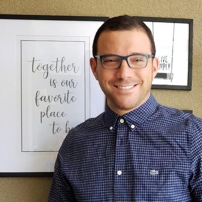 Julián Elfenbein muestra las cartas de su novia fallecida