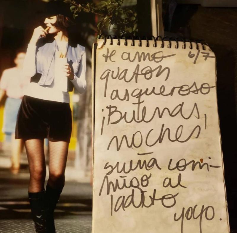 Julián Elfenbein muestra las cartas de su novia fallecida