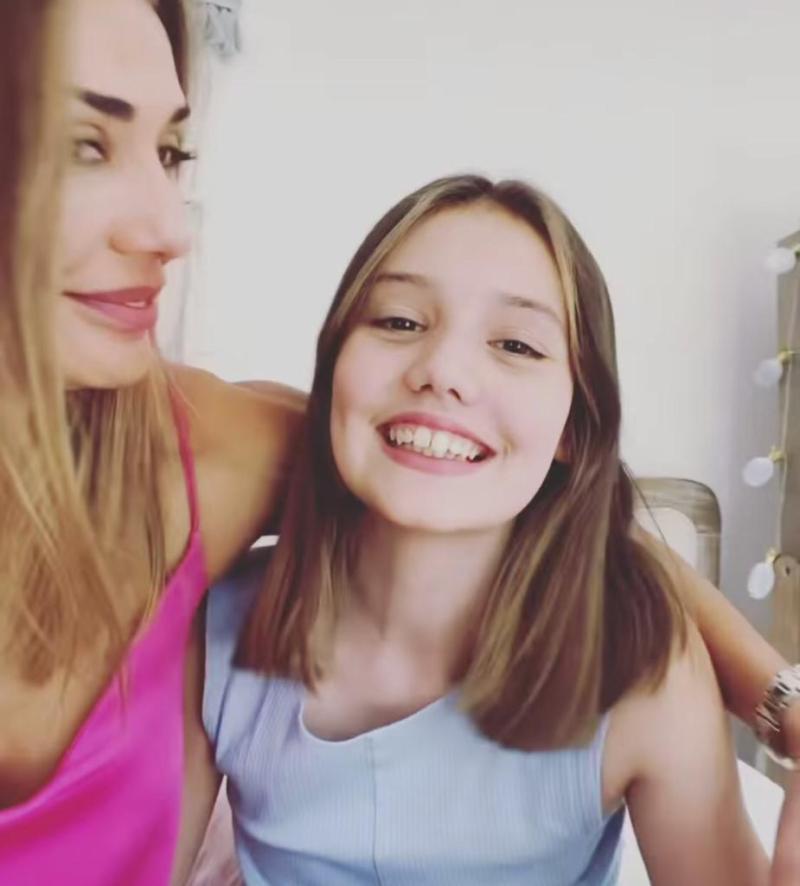 “Iguales”: Carolina de Moras sorprende con video junto a su hija clon
