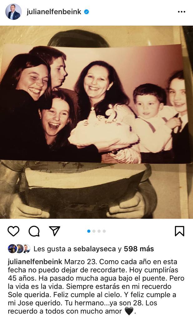 Julián Elfenbein muestra las cartas de su novia fallecida