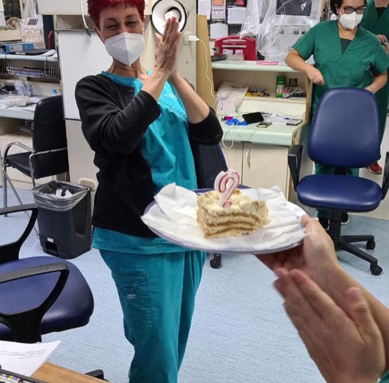Doctora Herrera celebra su cumpleaños 60 trabajando en la UCI