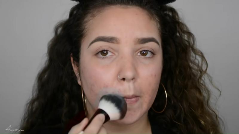 Aplicando el polvo traslúcido