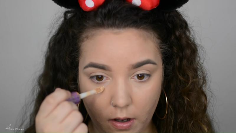 Cubrir el acné con maquillaje con corrector