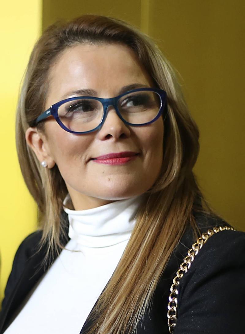 Cathy Barriga le da la bienvenida al otoño y se muestra en bikini