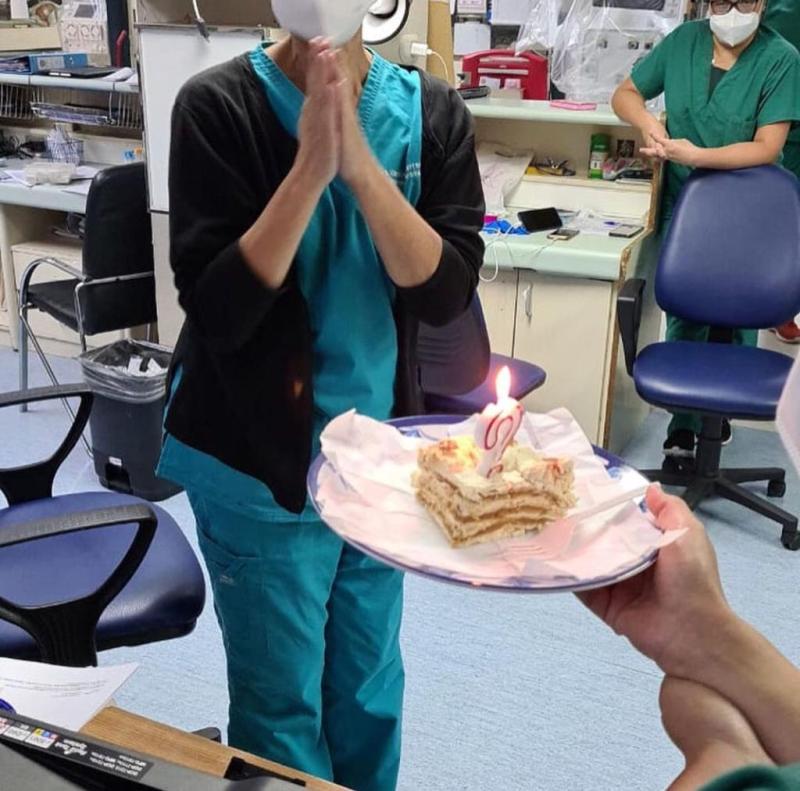 Doctora Herrera celebra su cumpleaños 60 trabajando en la UCI