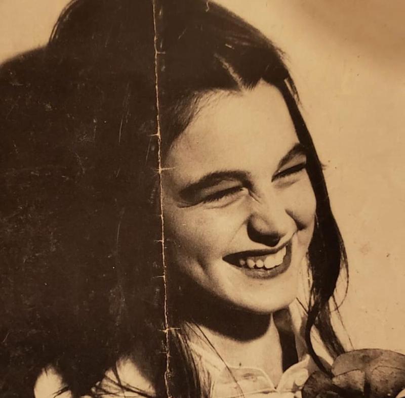 Julián Elfenbein muestra las cartas de su novia fallecida