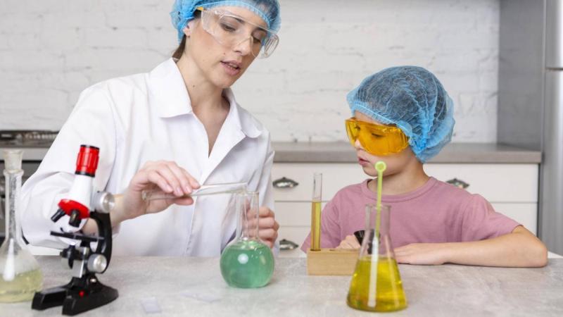 Profesora y alumna en laboratorios de ciencias