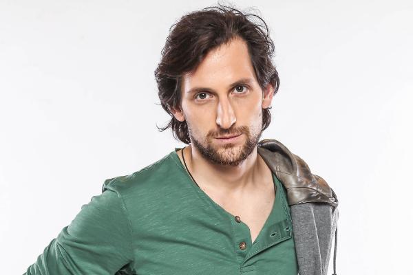 Gabriel Urzúa, el actor que pasó del teatro musical a la TV