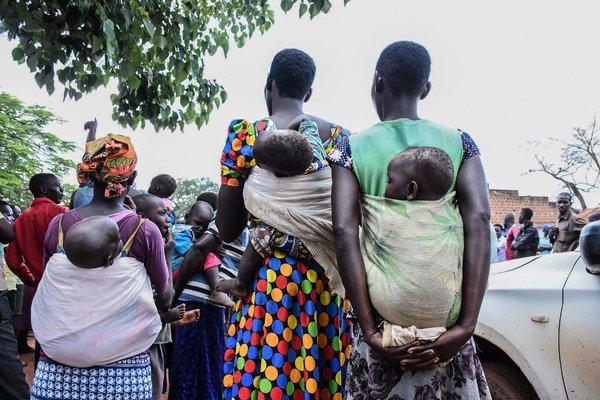 Mujeres con sus hijos en la espalda