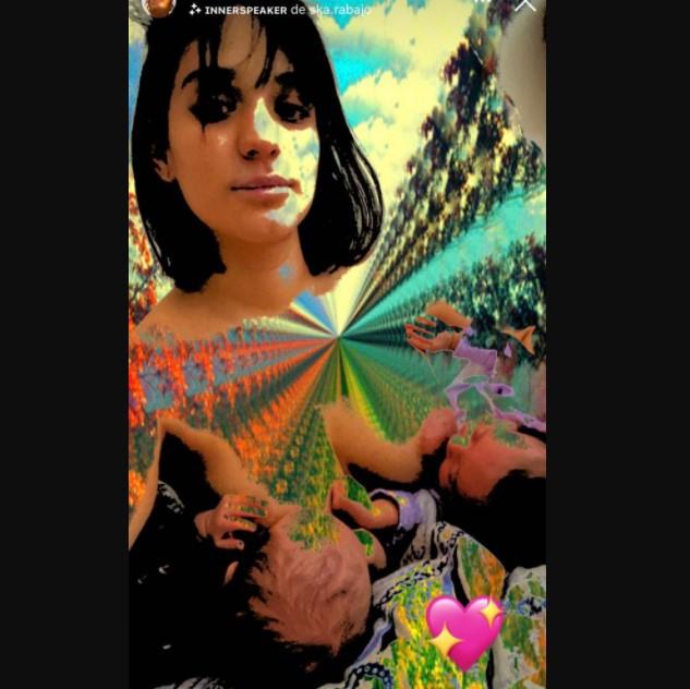 Rocío Toscano dando pecho a sus bebés