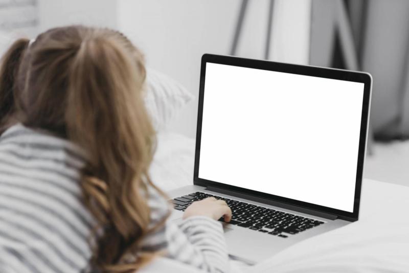 Niña frente al computador