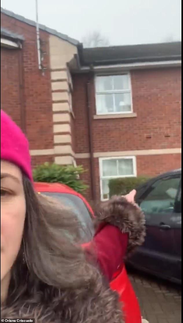 Oriana Criscuolo mostrando las cortinas cerradas