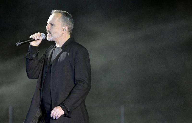 Miguel Bosé afirma que su voz se dañó por quiebre sentimental