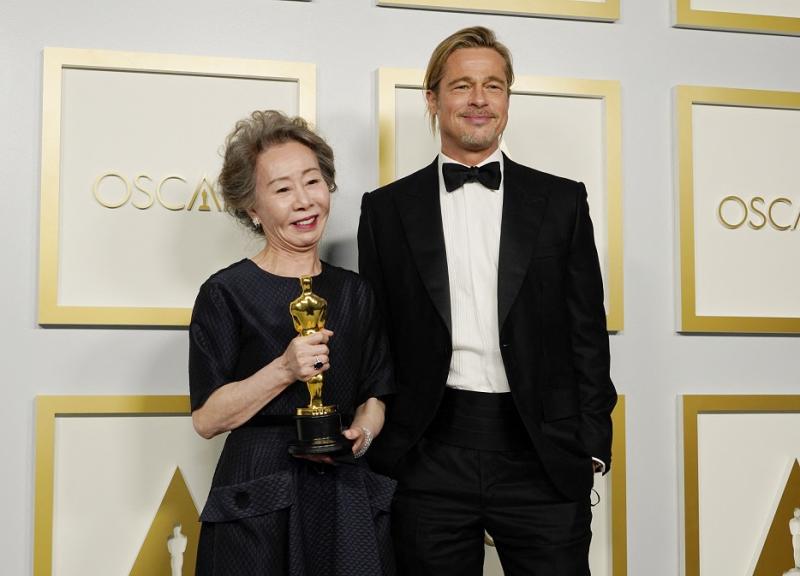 Actriz se emociona al conocer a Brad Pitt en los Oscars