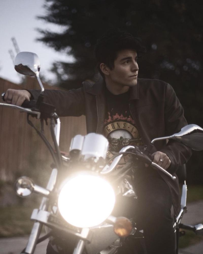 Hijo del actor Francisco López brilla como modelo y tiktoker