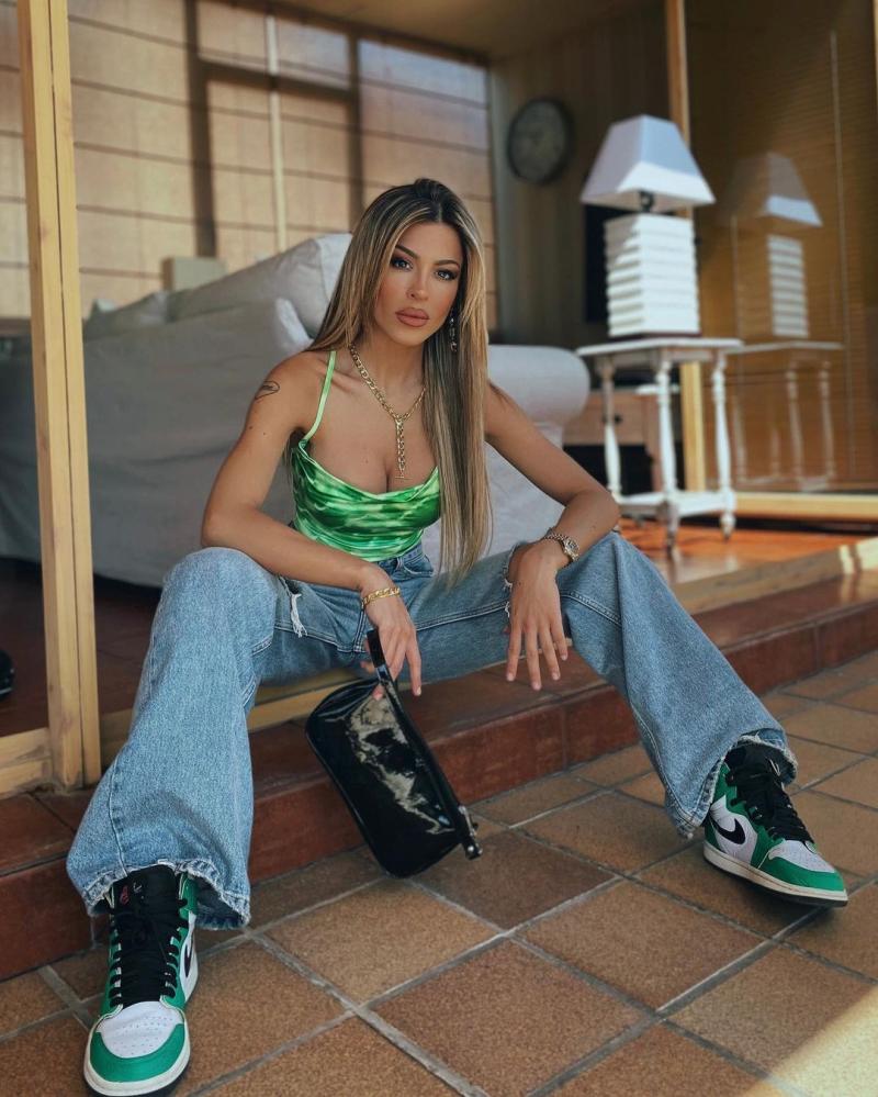 Oriana Marzoli impacta al hacer ejercicio con micro bikini