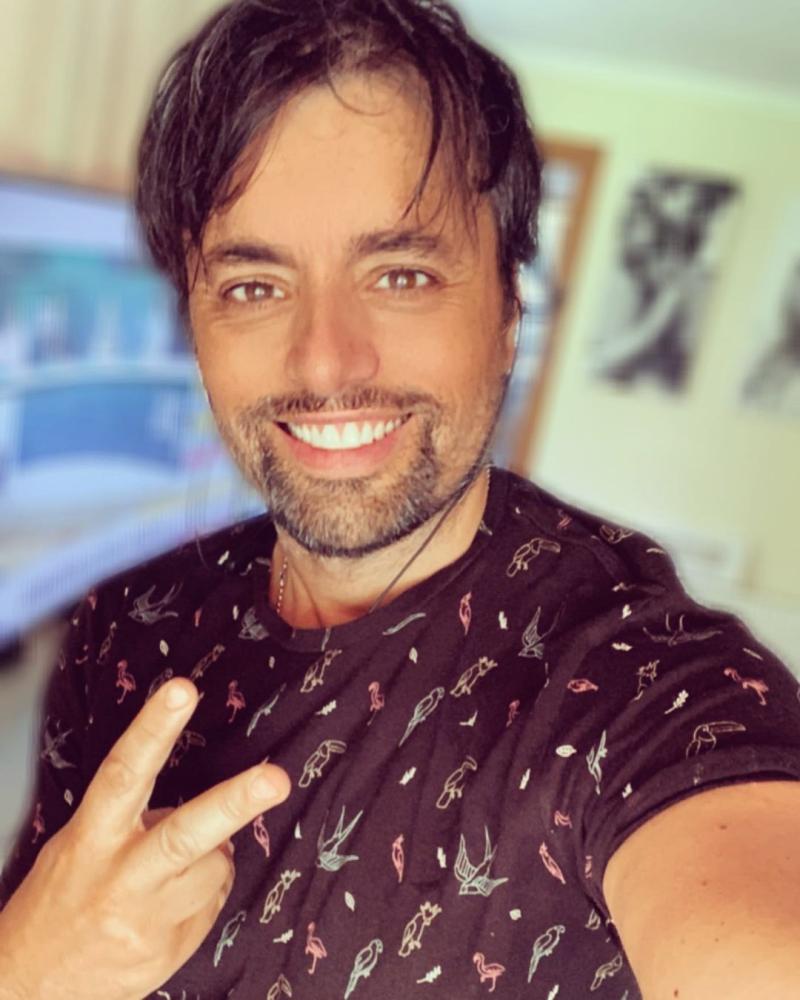 Daniel Valenzuela luce irreconocible en foto con llamativo look