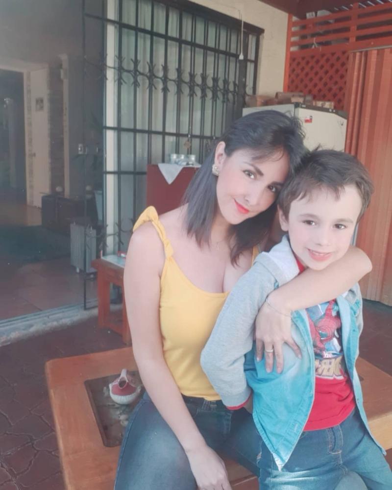 Icha Sobarzo y su hijo