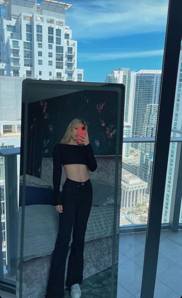 Hija de Marcelo Ríos enseña su abdomen de acero en selfie