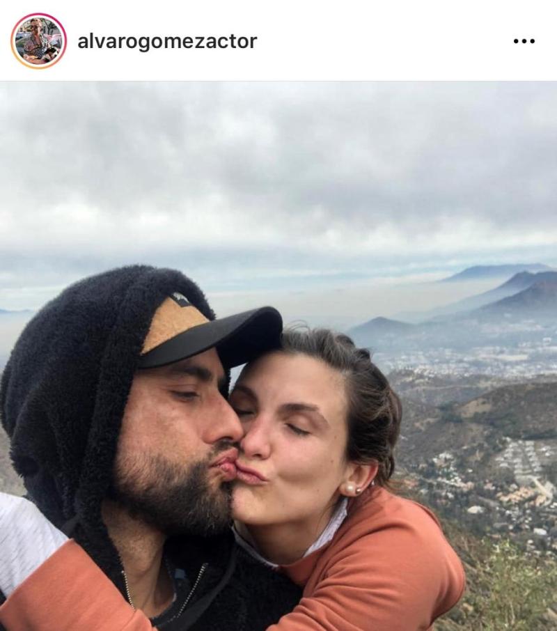 Álvaro Gómez comparte desinhibida foto con su polola cantante