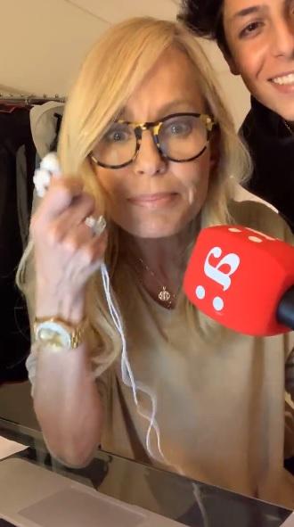 Máximo Bolocco ayuda a su madre durante transmisión en vivo